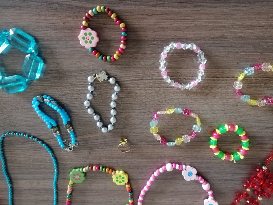 Лот с детски бижута