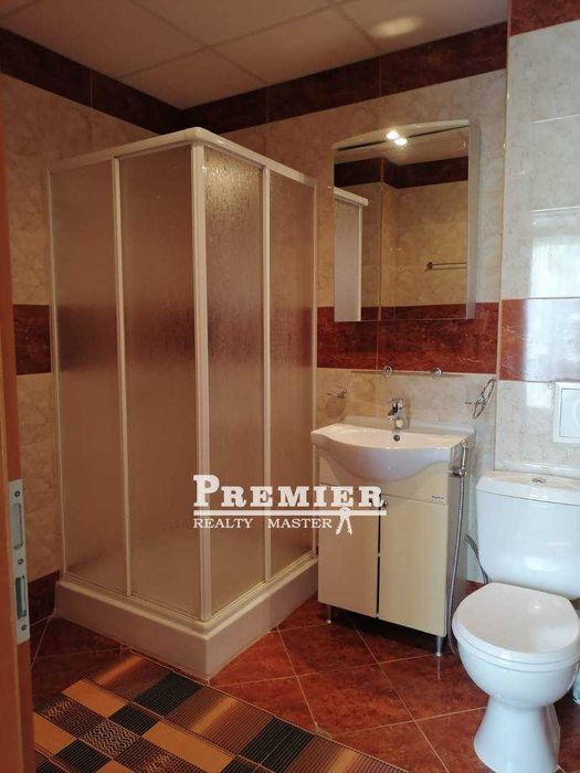 Предлагаме за продажба много просторен тристаен апартамент