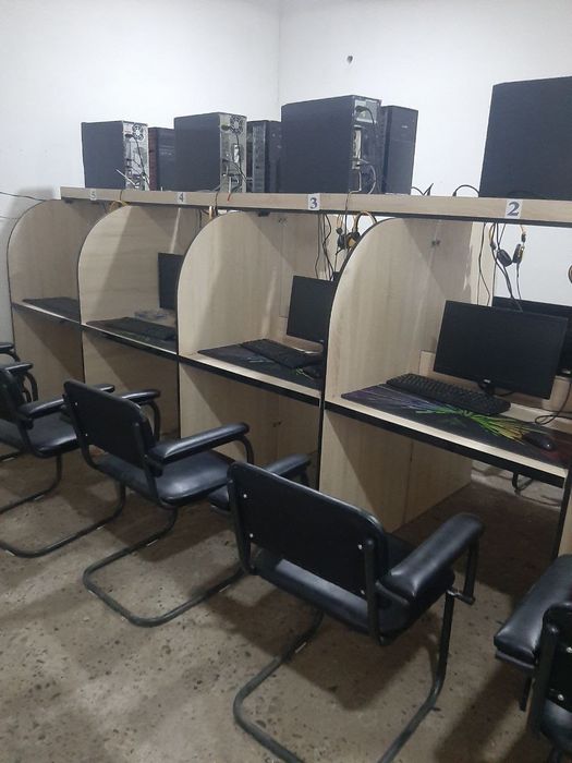 Kompyuterlar sotiladi stol stullari bilan