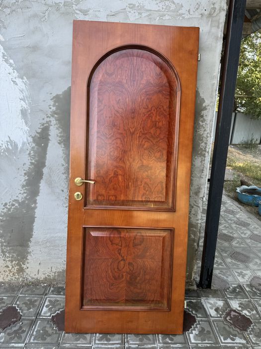 Дверь из чистого дерева