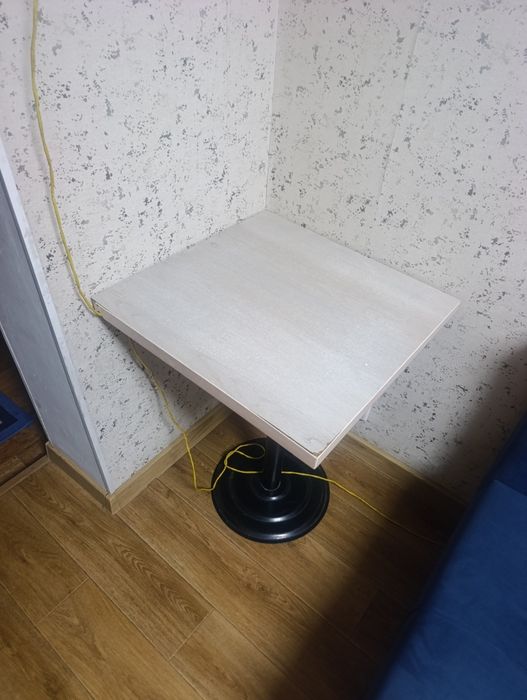 Столик 60*60, с небольшим деффектом