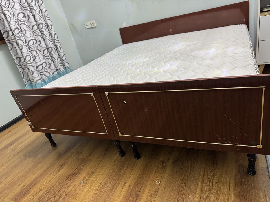 Продам спальный кровать с матрасом