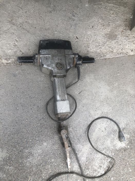 Отбойный молоток Makita HM1800