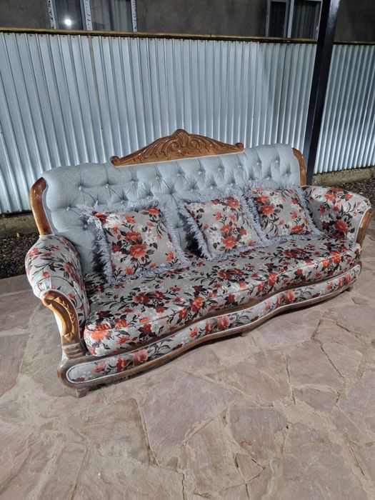 Продам  диван с двумя креслами