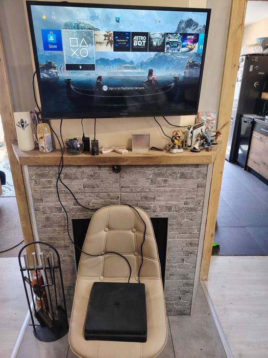 Продавам Sony PS 4 slim на части или за ремонт