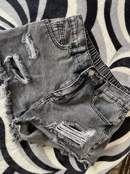 Blugi pantaloni scurti purtati odata  13 ani