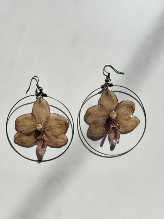 Обеци с естествен цвят на орхидея в кафяви нюанси.
Цветето е с размери