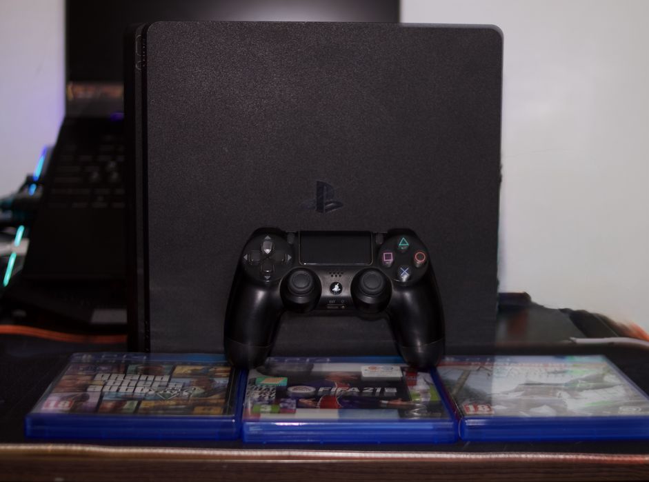 PlayStation 4 / PS4 slim  500GB