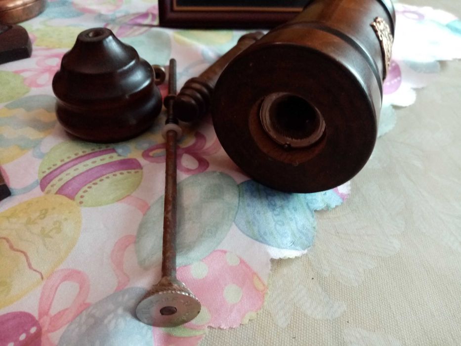 Стара мелничка с позлатен герб, Италия, 1960 г.