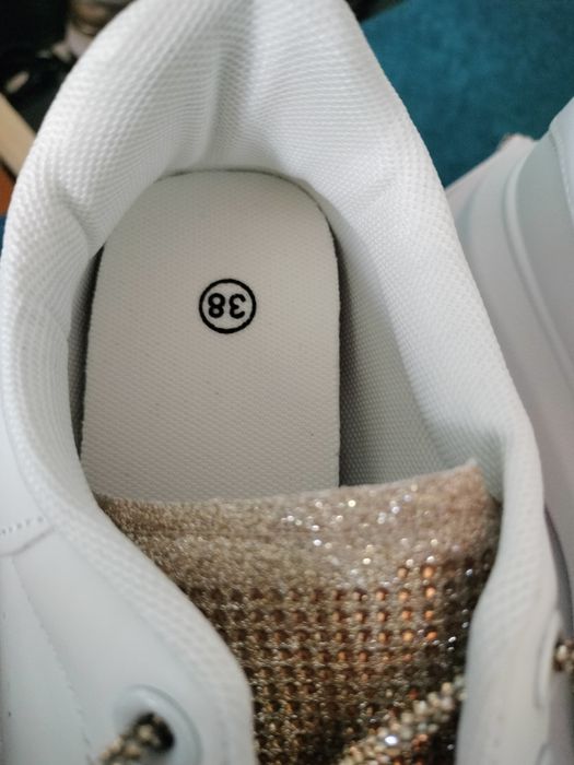 Adidasi albi dama noi