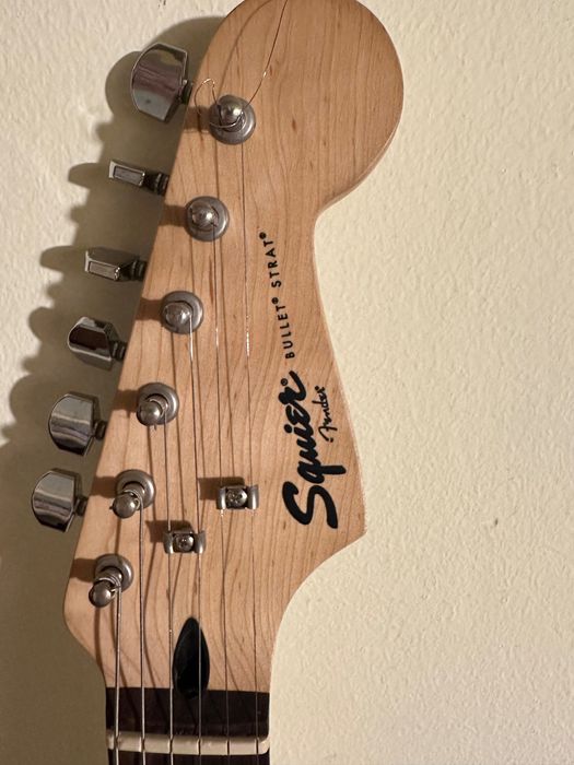 Chitară electrică Squier Bullet Strat HSS + husă + whammy bar + corzi