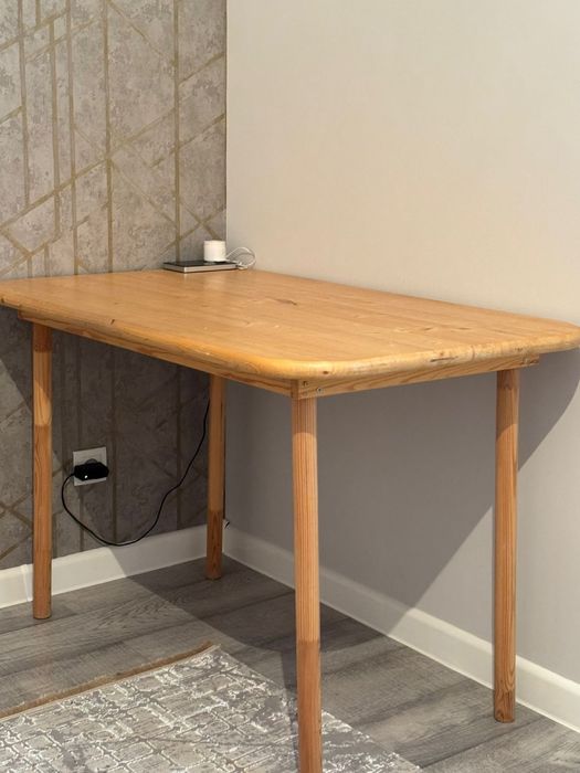 Деревянный стол