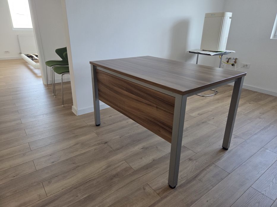 Birou 120x80 cm cu panou frontal, culoare nuc – solid, mici zgarietur