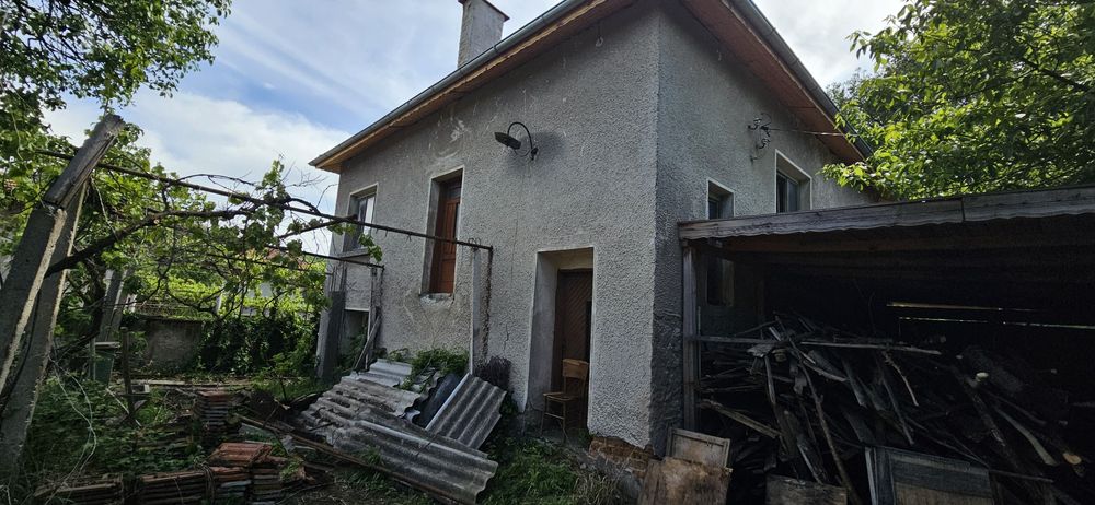 Подавам къща с парцел !