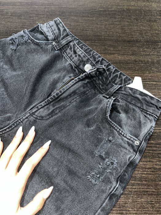 Flared jeans rupti in ghenunchi