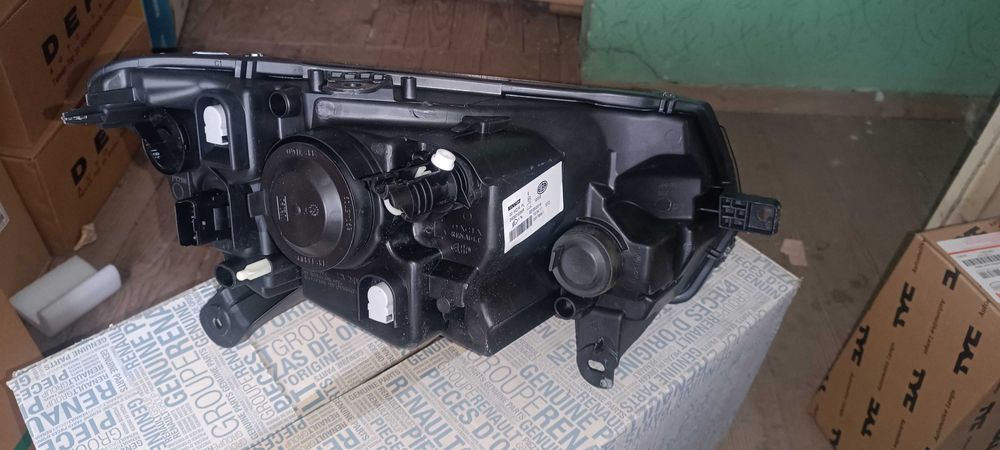 Фар  Dacia Logan MCV