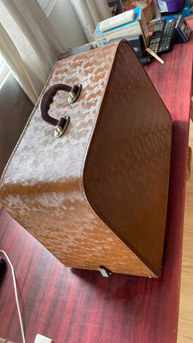 Продавам Шевна машина Lucznik 432 в отлично състояние + подарък.