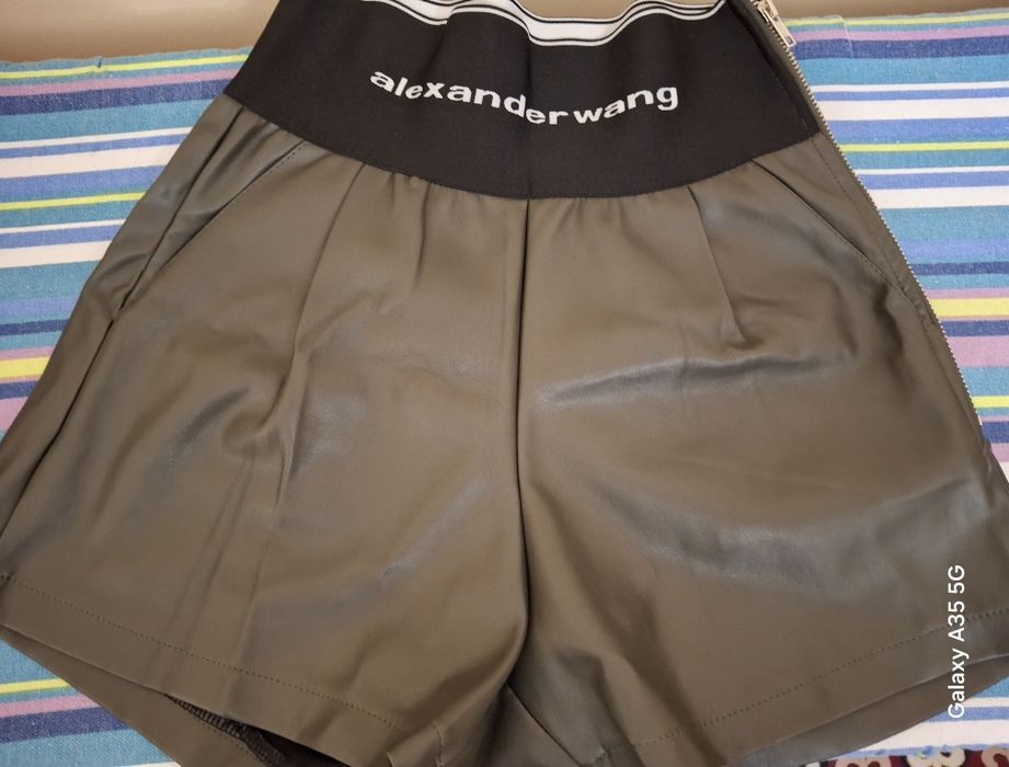 Шорты кожаные темно-зеленые, брюки черные