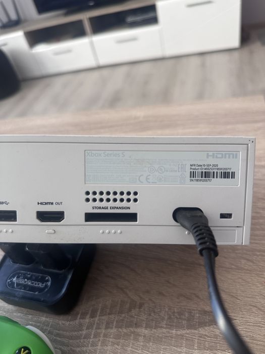 Xbox Series S 500GB  със 2 джойстика