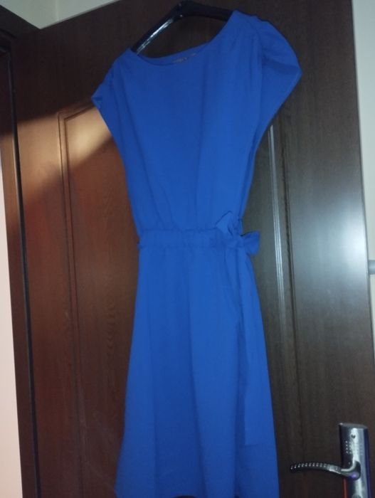 2 rochii de vânzare.