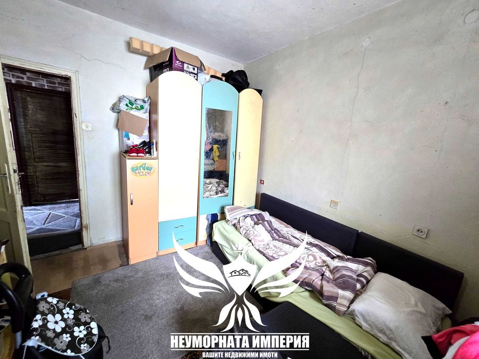 Продавам обзаведен тристаен с площ от 120 кв.м. с 1/2 двор в град Смолян квартал Каптажа