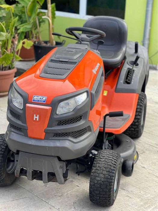 Tractoras de tuns iarba Husqvarna Kawasaki