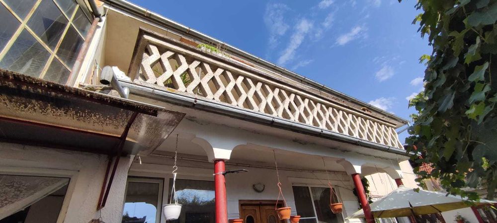 Casă Spațioasă: 5 Camere, Curte Proprie și Garaj Inclus