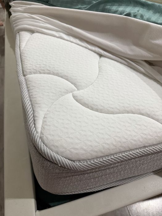 Продам кровать с матрасом 160х200
