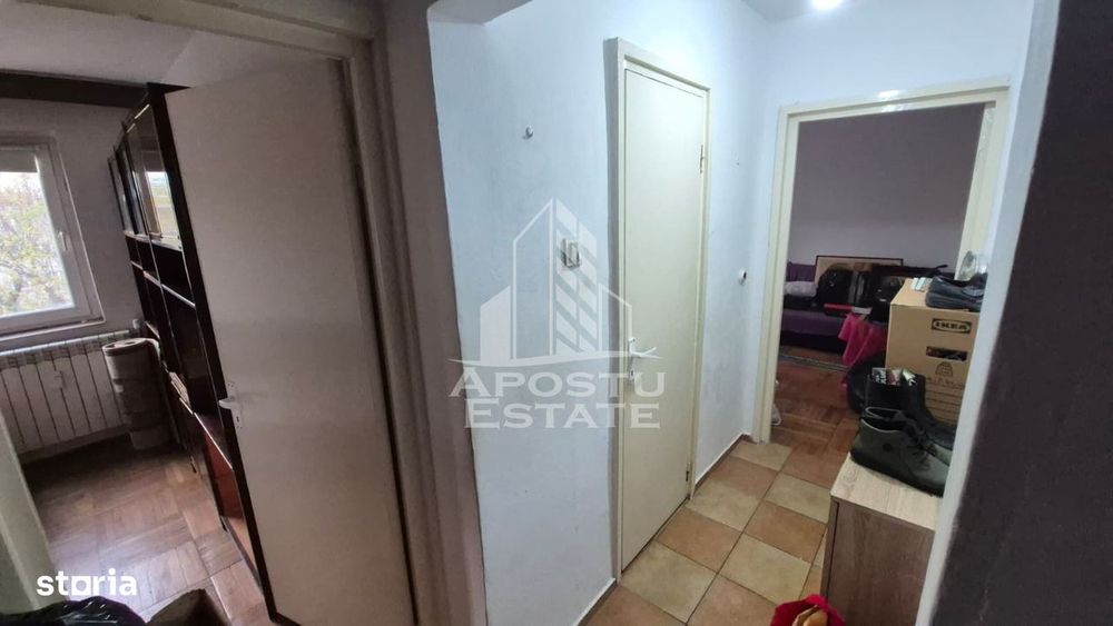 Apartament cu 3 camere, balcon, zona Sagului