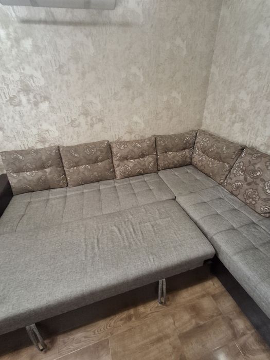 Срочно продаётся большой диван-кровать плюс кресло