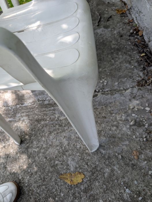Scaune albe din plastic pentru grădină