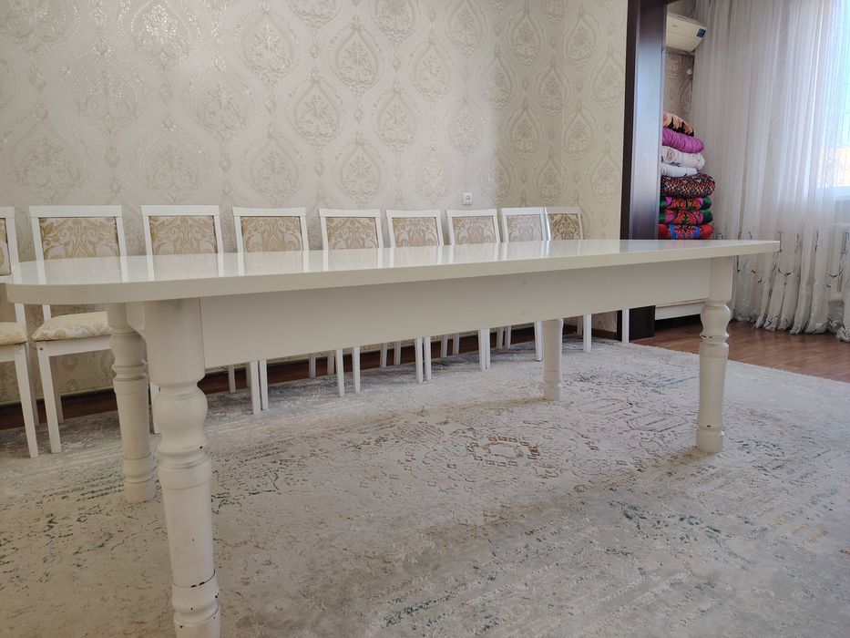 Стол и стулья хорошего качества