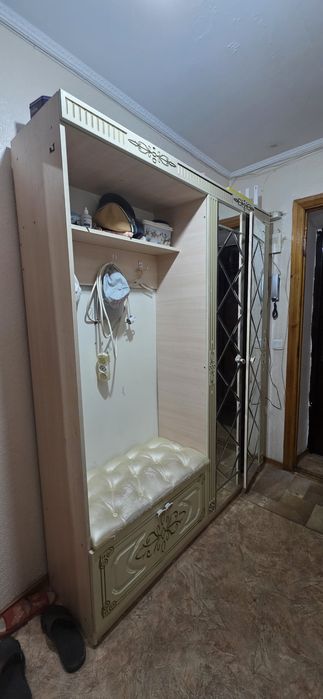 Продам прихожку с зеркалом