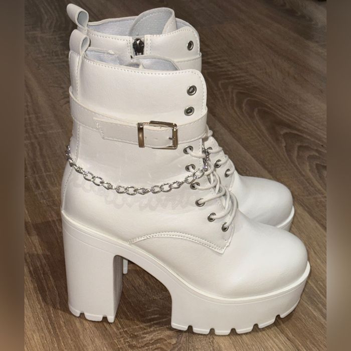 Дамски боти с ток