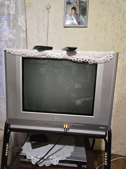 Телевизор LG , и масата по него заедно се продават само на място