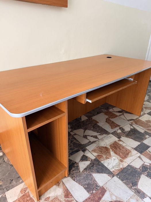 Vand birou in stare buna