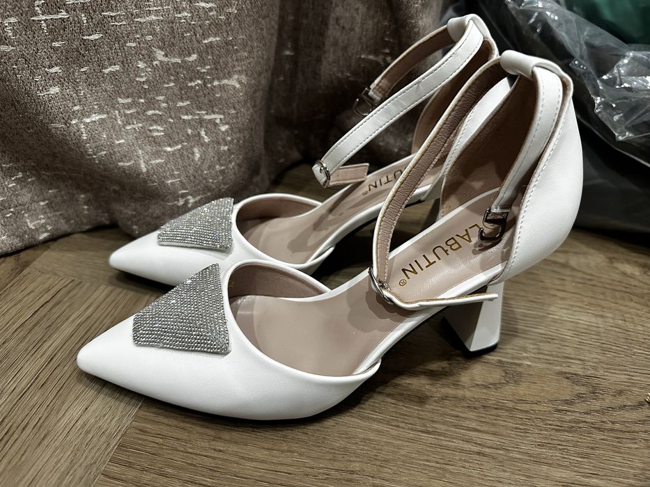 Каблуки белые с стразами