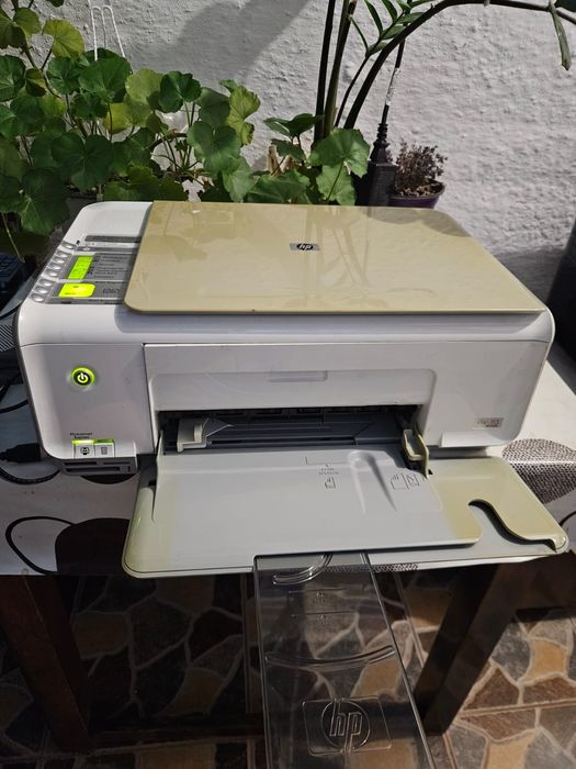 Vând imprimanta HP Photo Smart în stare bună de funcționare