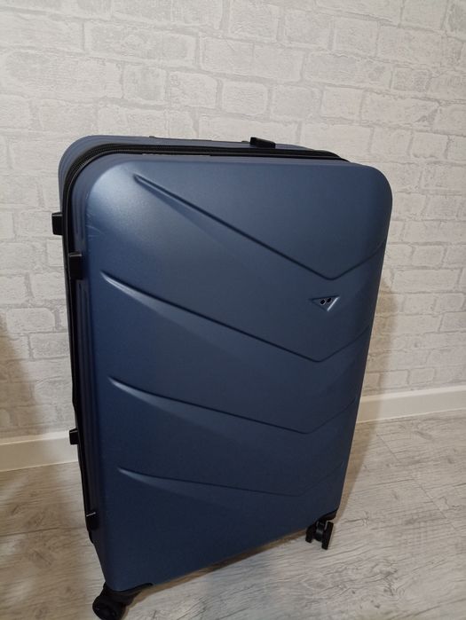 Чемодан б/у, не пользовались, 90-100 л