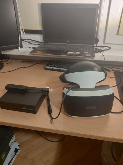 Плейстейшън 4 слим със VR очила и два джойстика
