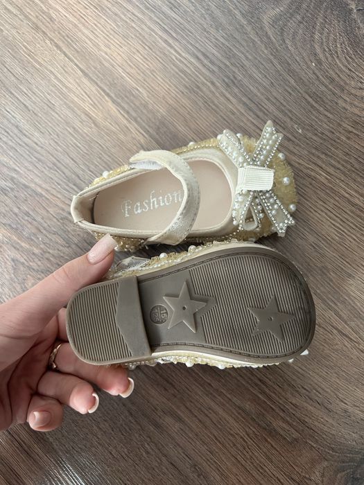 Продам детскую обувь