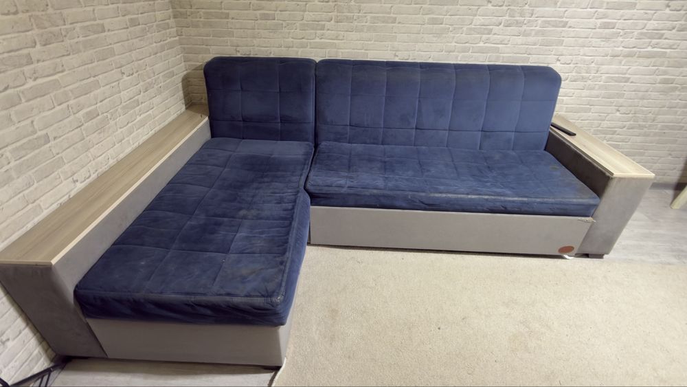 Уголок диван сотилади