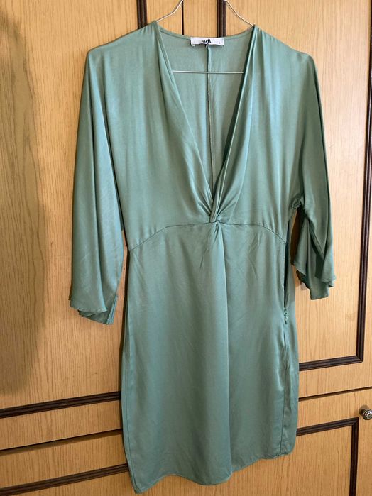 Чисто нова сатенена рокля, размер S