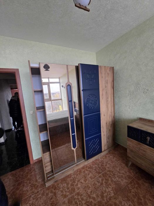 Детска спалня с гардероб, шкаф и легло с матрак