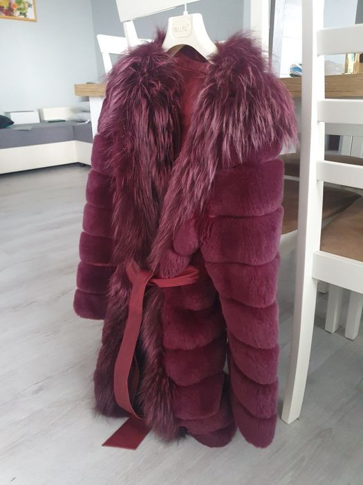 Луксозен  кожух от чинчила и богата яка от лисица,
