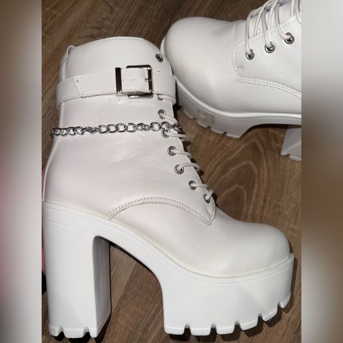 Дамски боти с ток