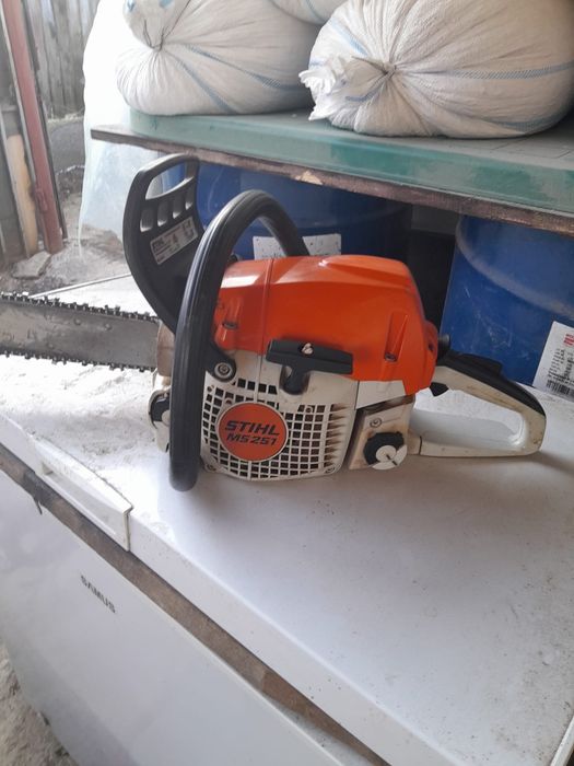 Vând drujba Stihl 251