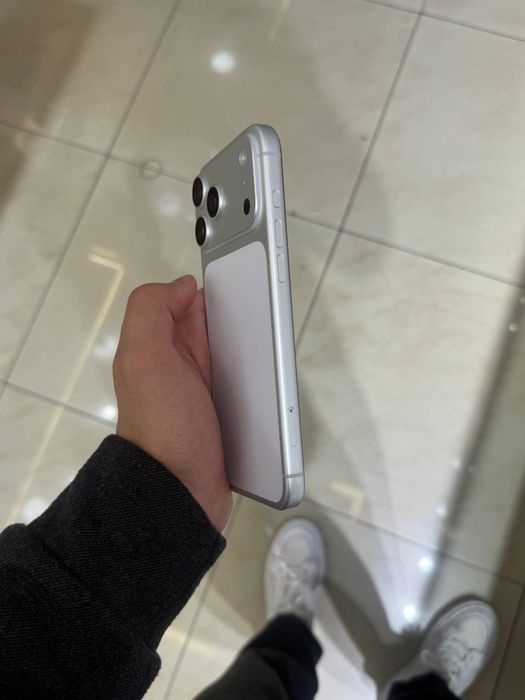 IPhone 17 pro max white