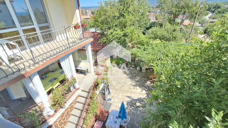 Къща за гости на 4 етажа за продажба, с общо 18 едностайни и двустайни