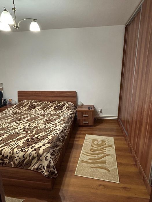De vanzare apartament  trei camere